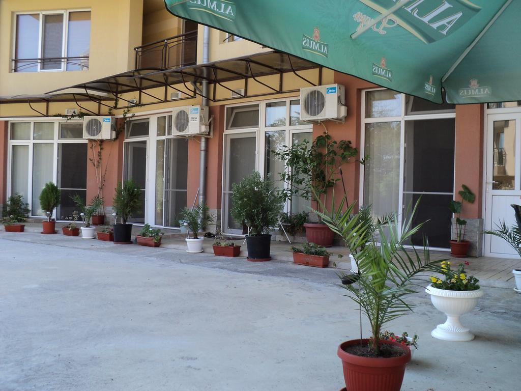 Meni Apartments And Guest Rooms Sozopol Exterior photo