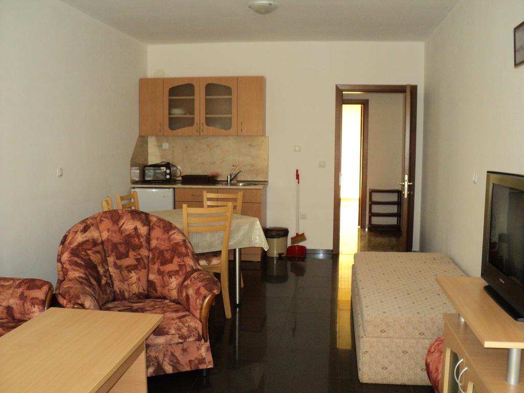 Meni Apartments And Guest Rooms Sozopol Exterior photo